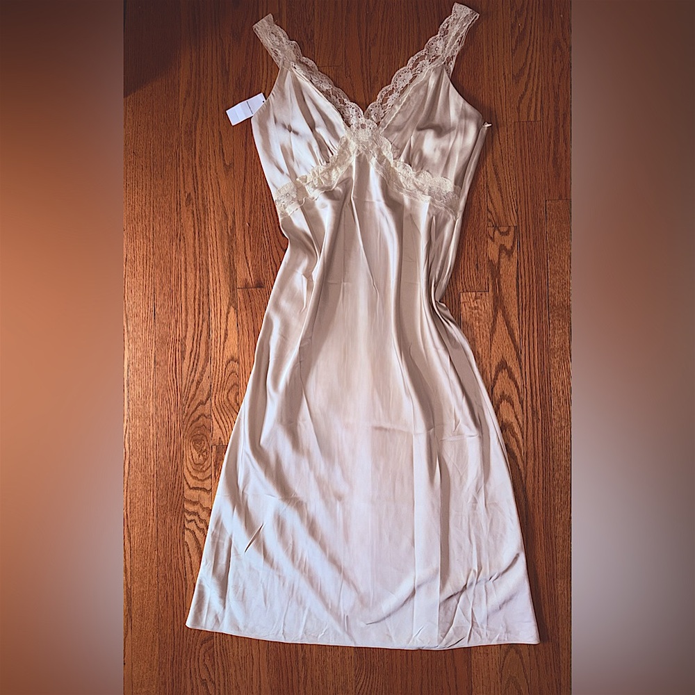 Rare! NWT Abercrombie and Fitch Satin & Lace Dress Size L - Picture 2 of 8